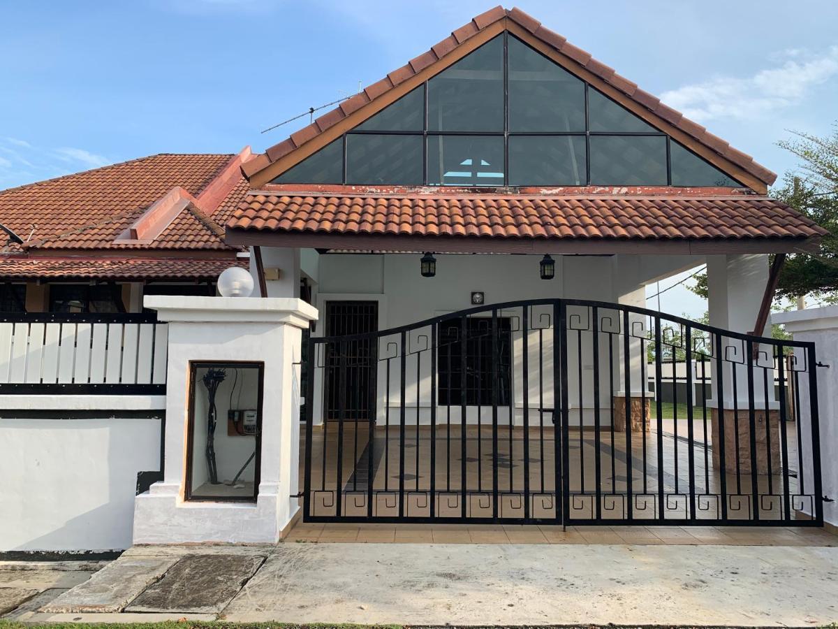 Villaparadise Homestay Бату Пахат Екстериор снимка