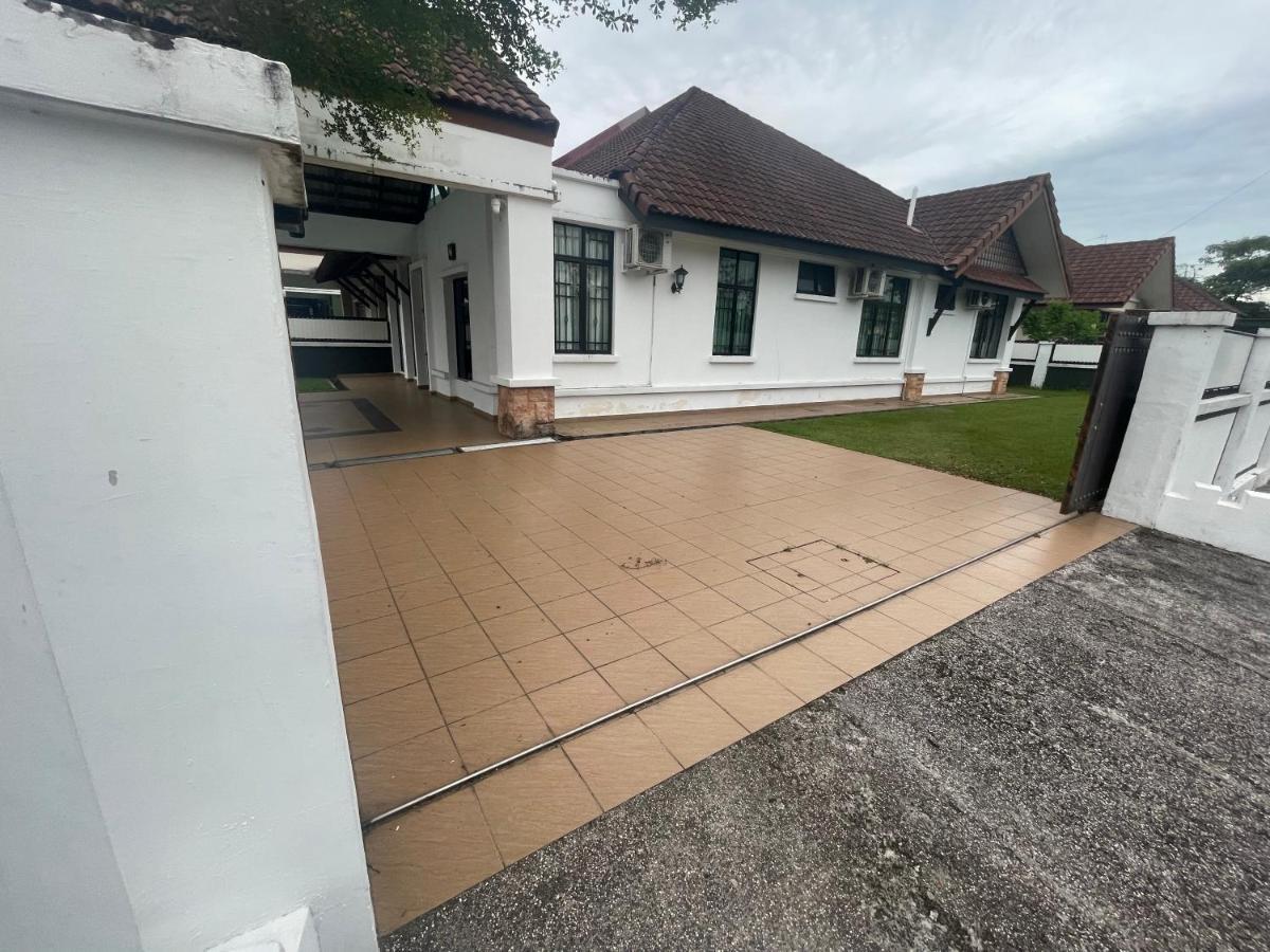 Villaparadise Homestay Бату Пахат Екстериор снимка