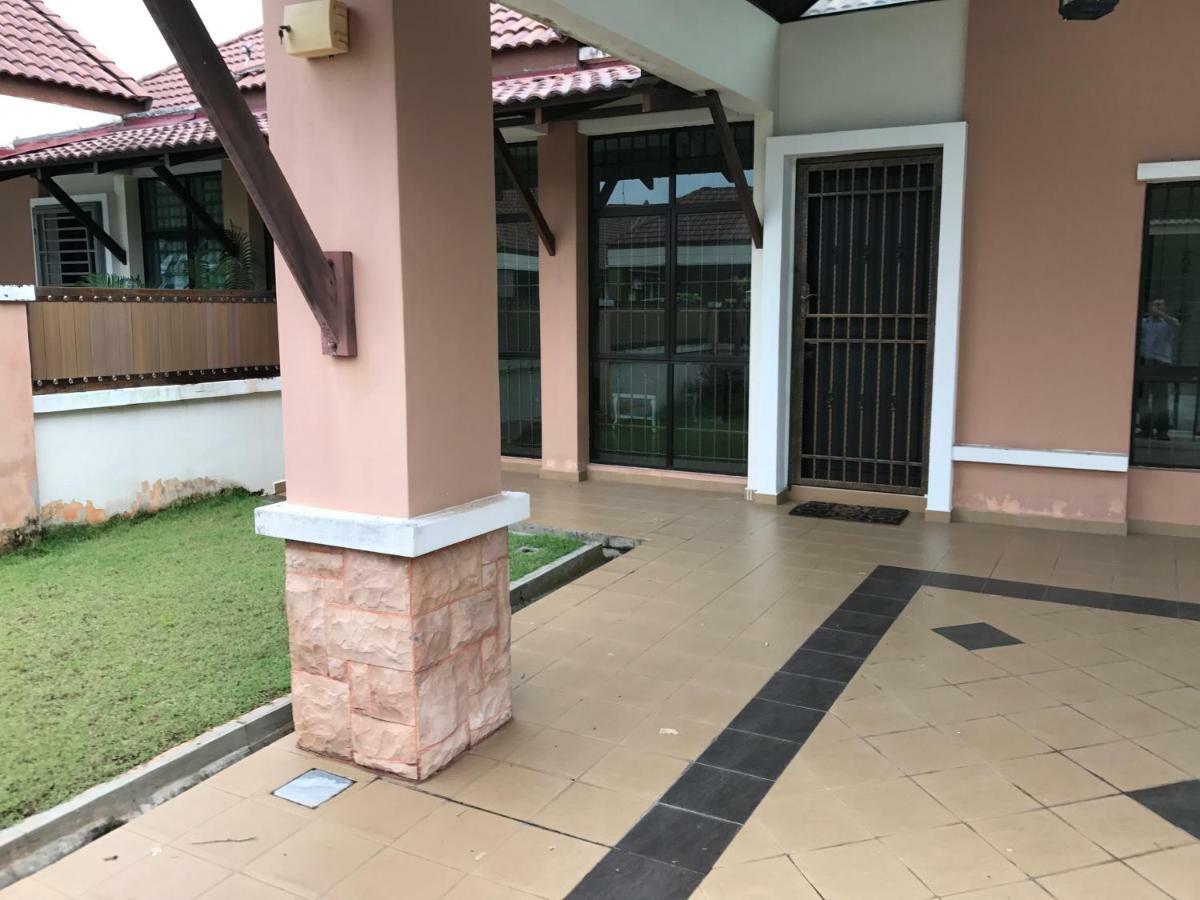 Villaparadise Homestay Бату Пахат Екстериор снимка